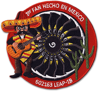 Ecusson brodé réalisé sur mesure pour l'entreprise d'aéronautique SAFRAN. Il représente un moteur d'avion aux détails très précis, devant lequel un mariachi mexicain joue de la guitare, un bolero sur la tête. le bord de l'écusson est rouge et porte la mentio LEAP 1B.