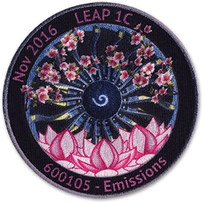 Ecusson brodé et imprimé de l'équipementier aéronautique Safran pour les assais d'émissions du nouveau moteur. Il représente un réacteur LEAP autour duquel sont disposées des fleurs roses.
