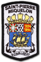 Ecusson brodé de St pierre et miquelon. l'écusson a une forme de blason, sur lequel le blason de l'île est représenté, avec un bateau jaune sur fond bleu.