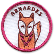 Ecusson rodé rond représentant un petit renard avec un foulard de scouts roses sur un fond bleu. Le petit renard est de face et a les yeux fermées. Au dessus, le texte renardes est brodé en rouge. Le bord de l'écusson est un bourdon américain rose.