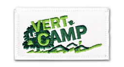 Ecusson brodé rectangulaire horizontal des scouts. Il y est écrit, dans deux tons de vert, le texte Le vert camp devant un arbre vert.