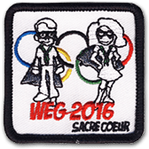 Ecusson brodé des scouts du Sacré-Coeur. Il est carré, bordé de noir et représente deux enfants aux yeux masqués devant les anneaux olympiques. Sous les enfants, on peut lire l'inscription WEG 2016, Sacré Coeur.