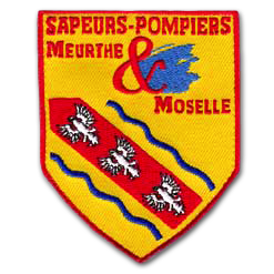 Ecusson brodé des sapeurs pompiers de Meurthe et moselle. L'écusson, en forme de blason, a un fond jaune. Au bas de l'écusson, une bande rouge avec les trois alérions d'argent du blason du département. Au-dessus, en rouge, est brodé le teste Sapeurs pompiers Meurthe & Moselle.