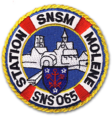 Ecusson brodé rond des sauveteurs en mer. L'écusson représente une silhouette de village à l'intyérieur d'une bouée de bateau sur laquelle est écrit SNSM, Station Molène, SNS 065.