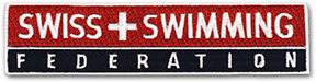 Ecusson de la fédération suisse de natation. Il est ractangulaire, horizontal, en deux parties. Dans la partie supérieure, en blanc sur fond rouge, il est écrit swiss swimming avec une croix suisse. Sur la partie inférieure, il est écrit federation en banc sur fond noir.