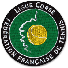 Ecusson de la FFT. L'écusson représente une balle de tennis sur fond vert, entourée de la silhouette de la côte corse. Le bord de l'écusson est un bandeau noir sur lequel est brodé le texte Ligue Corse, Fédération francaise de tennis.