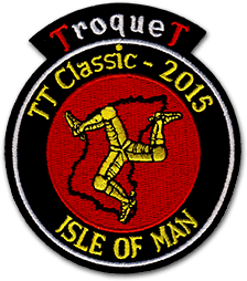 Ecusson brodé de l'évènement tourist trophy de 2015. Il représente, sur fond rouge, trois jambes avec une forme de kaléidoscope. Il est écrit TT classic 2015, Isle of man.