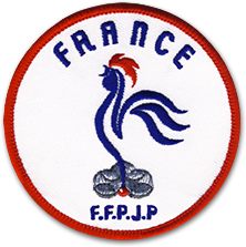 Ecusson rond brodé de la fédération française de pétanque jeu provençal. L'écusson a un fond blanc sur lequel le coq français est brodé en bleu et rouge, posé sur des boules de pétanque grises. En haut, il est écrit France et en bas FFPJP. Les textes sont brodés en bleu et l'écusson est bordé de rouge.