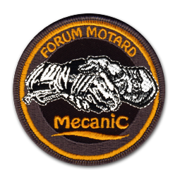 Ecusson rond brodé du club de moto Mecanic. Sur fond noir, une pognée de main de motards gantés est brodée en blanc et gris. Au dessus, en orange, le texte forum motard est brodé. Sur le tour de l'écusson, un liserai brodé orange.