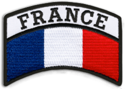 Ecusson militaire de l'armée française. Il est composé d'un bandeau haut sur lequel il est écrit en noir sur fond blanc le texte France en lettres capitales. dessous, le drapeau français avec ses trois bandes tricolores est représenté.
