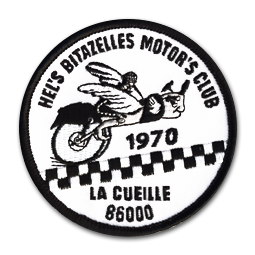 Ecusson rond brodé en noir et blanc du club de moto des Hel's Bitazelles Motor's club. Il représente une moto ailée avec un motard dessus sur un damier de piste de course noir et blanc. Sous la moto, le texte 1970, la Gueille, 86000 est inscrit en noir.