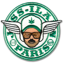 Ecusson brodé de la marque jessilan. il est rond avec un fond blanc et représente un visage d'homme avec une moustache et des lunettes noires. Il porte une casquette siglé d'une feuille de cannabis. Autour du visage, deux ailes d'anges sont brodées en blanc et dépassent du cercle formé par l'écusson. Le bord de l'écusson est brodé en vert, avec le texte jessilan paris.