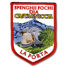 Ecusson brodé des pompiers corses de La porta. Il a une forme de blason, et sur un fond bleu, un casque de moto devant une montagne est brodé au centre de l'écusson. Au dessus, en rouge le texte Spenghi Fochi dia et en jaune Castagniccia.