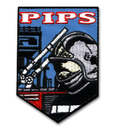 Ecusson brodé des pompiers. Il a une forme de blason pointe vers le bas et représente une tête de pompier casquée devant un camier de pompier en arrière plan. le fond de l'écusson est bleu et le bord est découpé. en haut de l'écusson, le texte PIPS est brodé en blanc avec contour rouge.