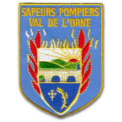 Ecusson brodé des sapeurs pompiers du val de l'orne. il a une forme de blason, un fond bleu, sur lequel un blason est brodé. ce blason représente un paysage avec un pont sous lequel il y aune eau bleue avec un petit poisson doré. Autour du balson, des flammes rouges et jaunes sont brodées.